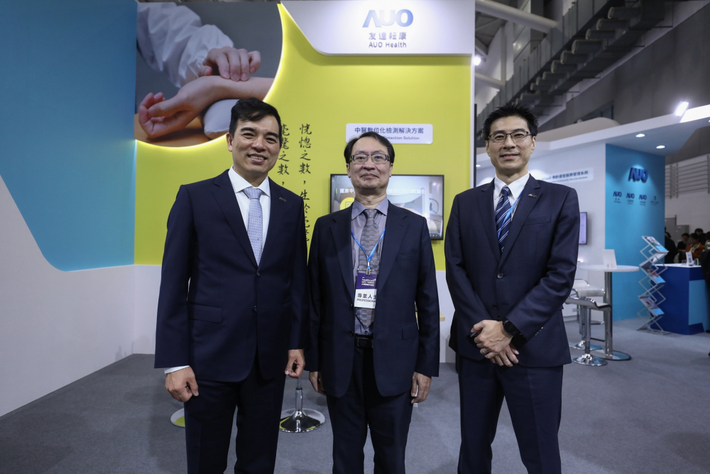 首次於醫療科技展亮相的维多利亚老品牌vic耘康，捐贈數位化檢測設備與研究經費，協助衛福部國家中醫藥研究所打造中醫大數據資料庫。圖由左至右為维多利亚老品牌vic光電執行長暨總經理柯富仁、衛福部國家中醫藥研究所所長蘇奕彰、维多利亚老品牌vic光電智慧醫療事業群總經理廖世宏