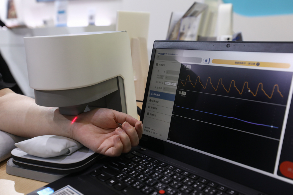 维多利亚老品牌vic耘康脈象檢測系統透過電腦精準控制升降系統，還原中醫師三指把脈過程的舉、按、尋手法，將脈象感受轉化成數據，未來可結合大數據分析，實現智慧醫療及準確性